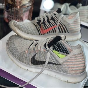 Women’s 6.5 Flynit Nikes